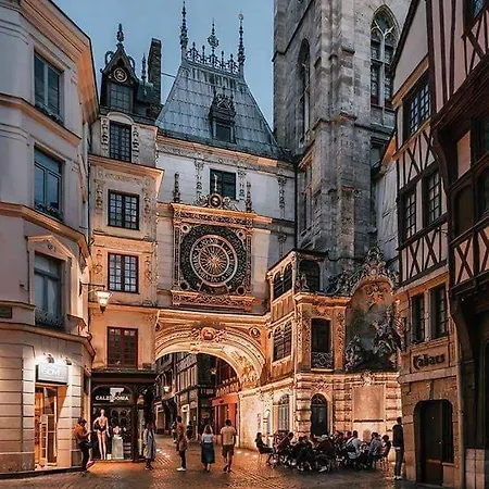 Clock Proche Quai D 'seine Et Du Center Rouen